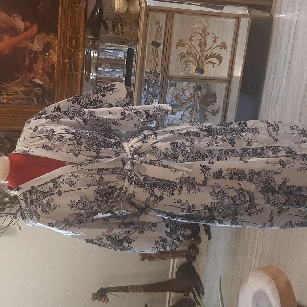 Floral Black and White Women's Robe